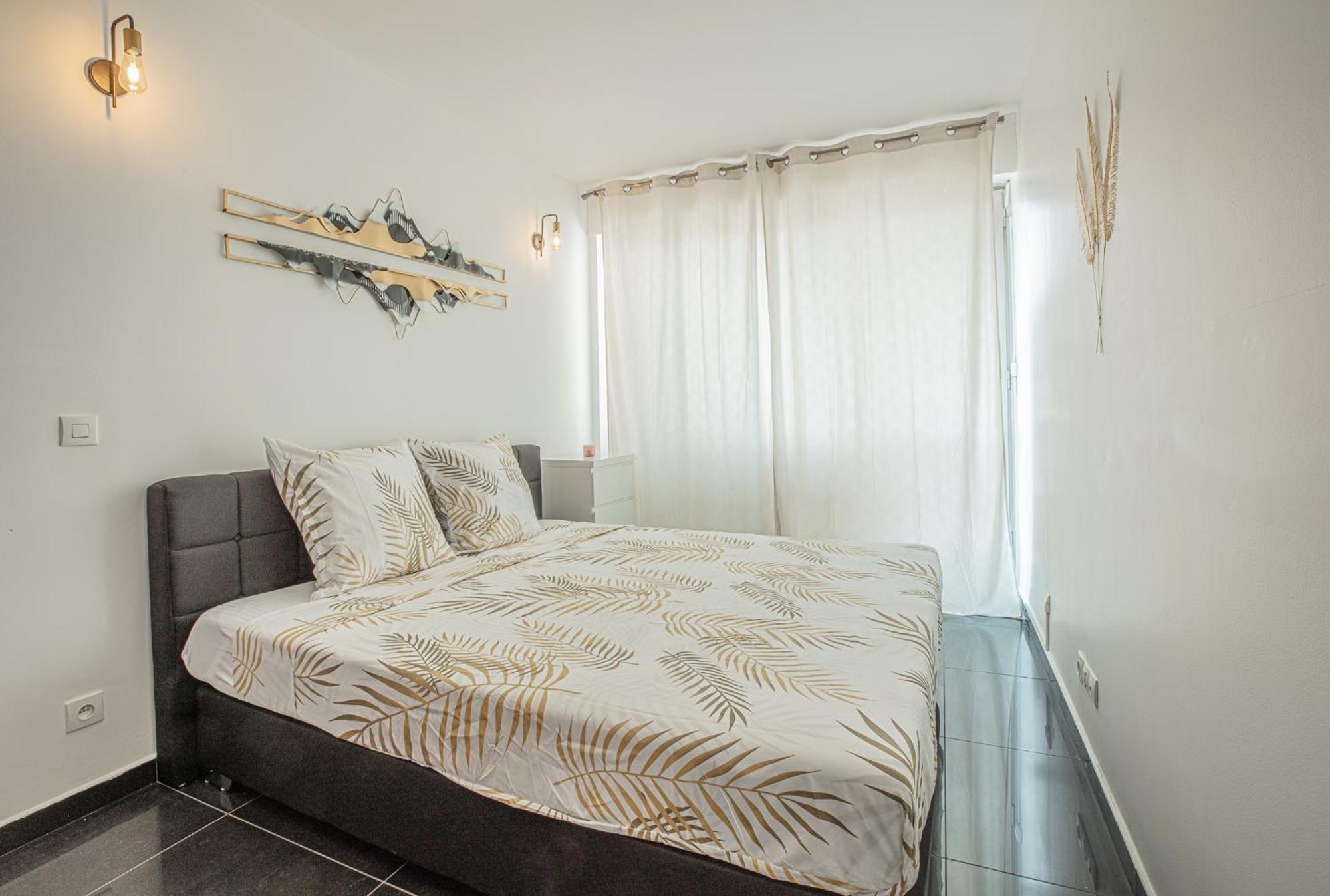 Apartment Ideal Couple, Family & Friends - Calme, Lumineux, Balcon - Proche Plages 2km - Velodrome A 10min - Olympique Marina - Climatisation & Parking Prive Marseille